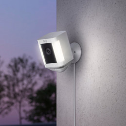 Ring Spotlight Cam Plus Plug-in White EU Laatikko IP-turvakamera Ulkona 1920 x 1080 pikseliä Katto seinä